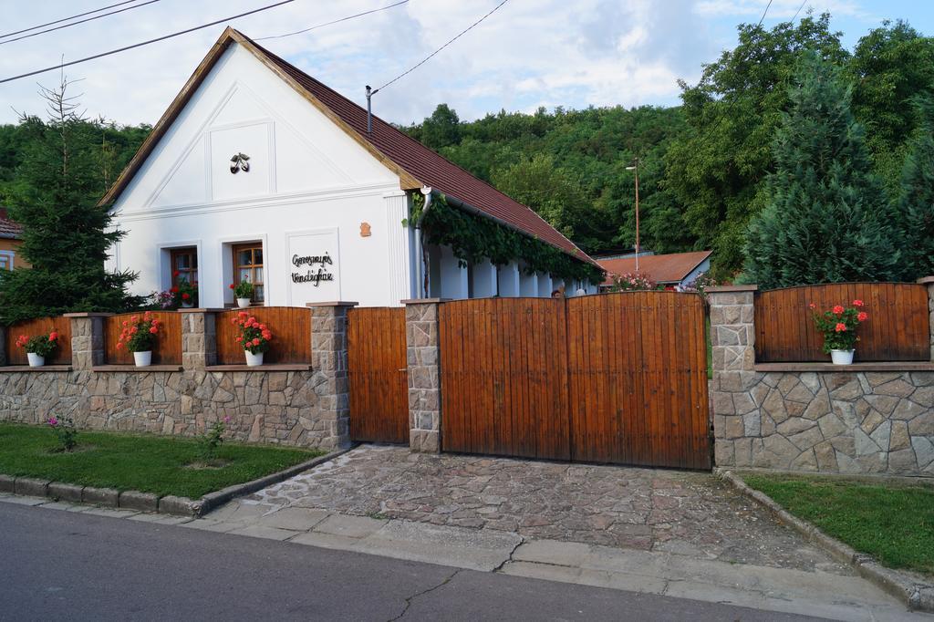 Cseresznyés Vendégház Szomolya Esterno foto